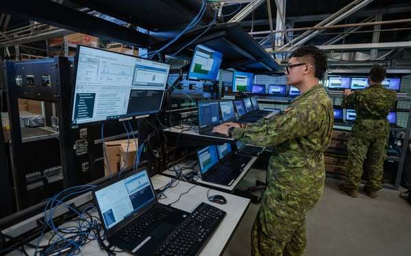 mil_computer_member